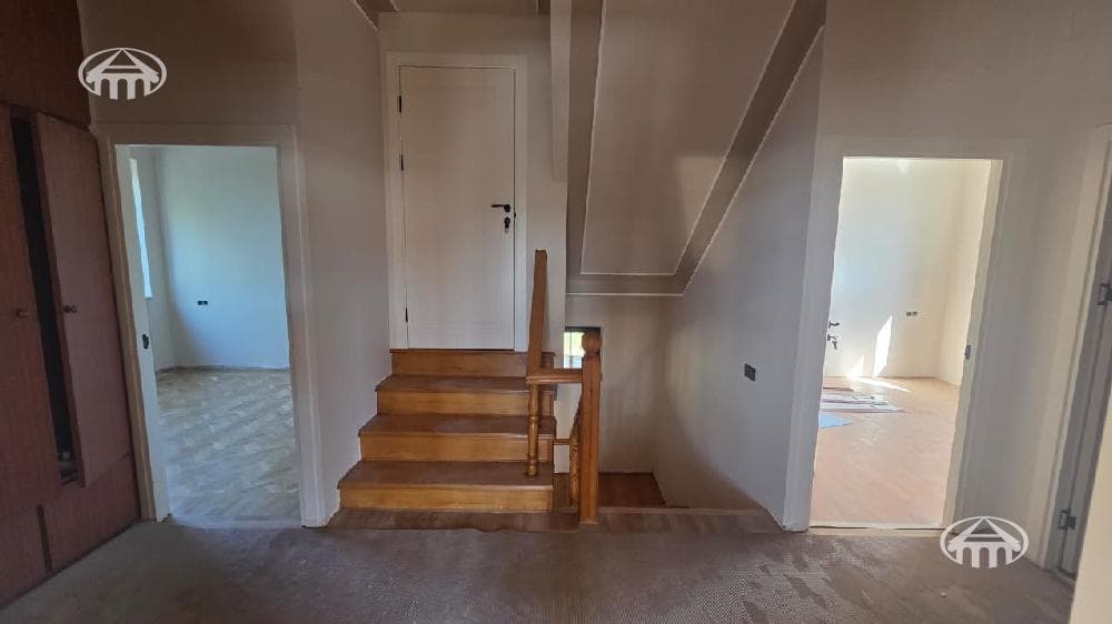 Առանձնատուն · 4 սեն. · 301 մ² · Պտղնի — Լուսանկար 6 / 8