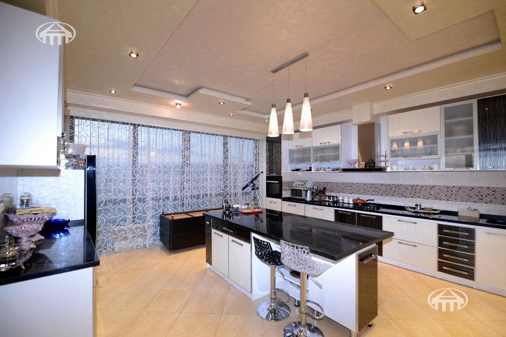 Квартира · 5 комн. · 300 м² · Кентрон