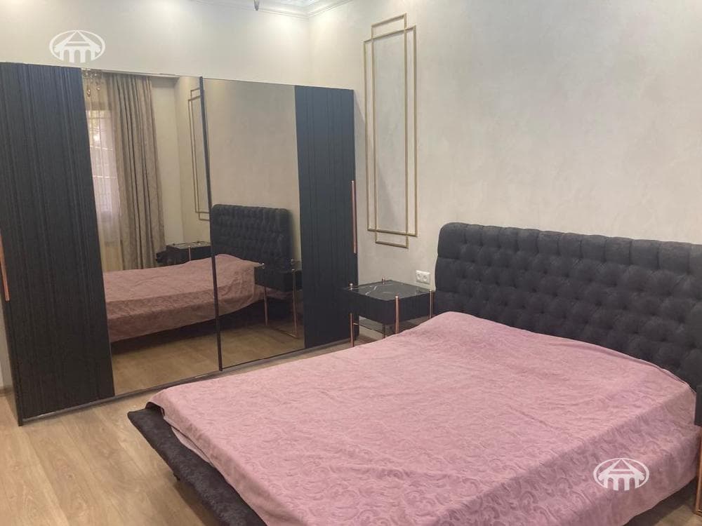House · 5 rooms · 310 m² · Erebuni