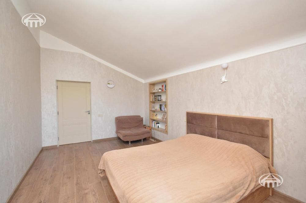 Особняк · 4 комн. · 272 м² · Птгни