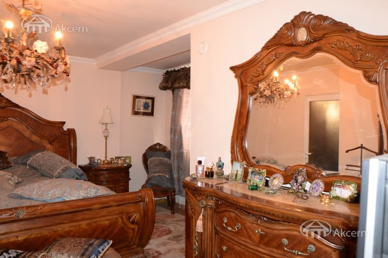 House · 5 rooms · 228 m² · Kentron