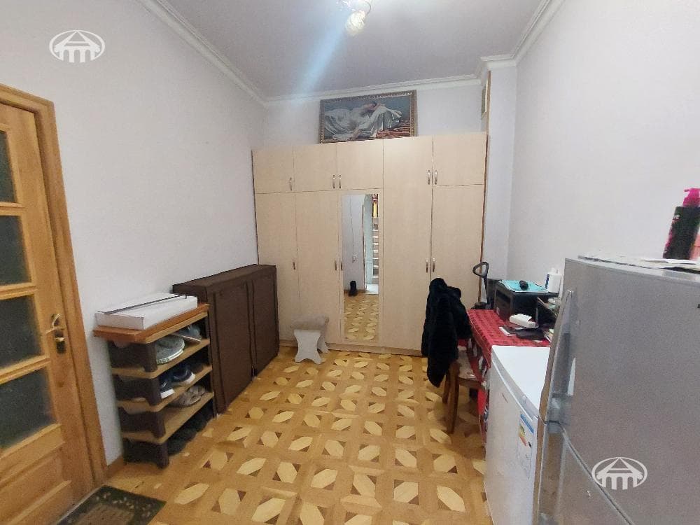 House · 5 rooms · 330 m² · Kentron