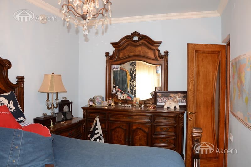 House · 5 rooms · 228 m² · Kentron