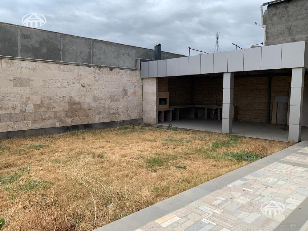 House · 6 rooms · 537 m² · Kentron