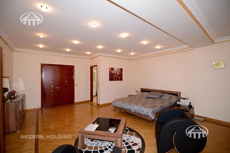 Apartment · 5 rooms · 298 m² · Kentron