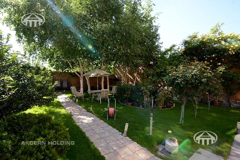 House · 5 rooms · 678 m² · Kentron