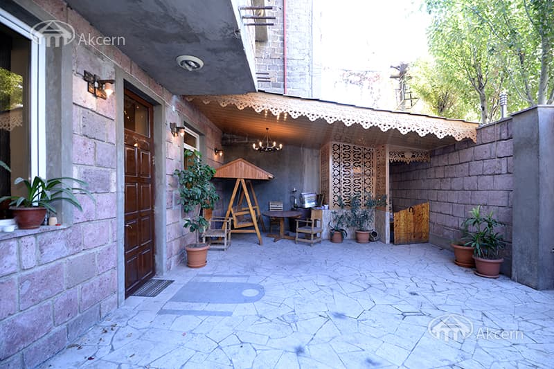 House · 4 rooms · 335 m² · Kentron