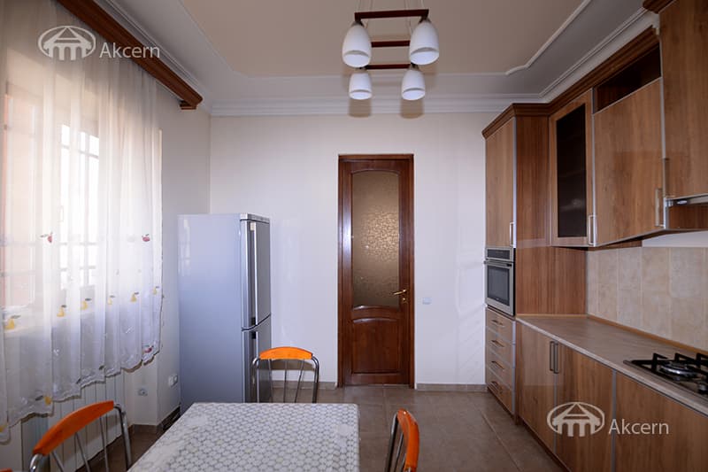 Особняк · 4 комн. · 240 м² · Аджапняк