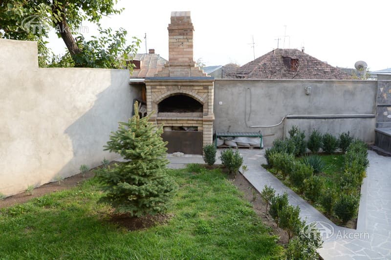 House · 6 rooms · 250 m² · Arabkir