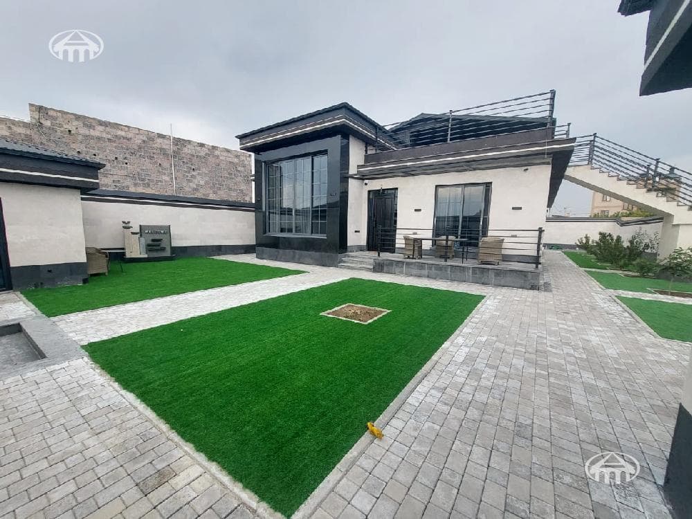 Особняк · 5 комн. · 370 м² · Аджапняк