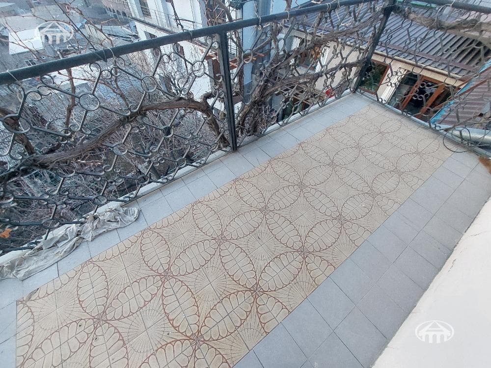 House · 5 rooms · 330 m² · Kentron