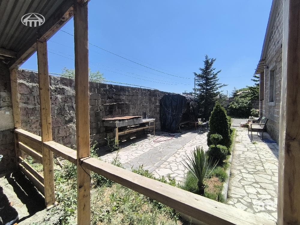 Mansion · 4 rooms · 104 m² · Arinj