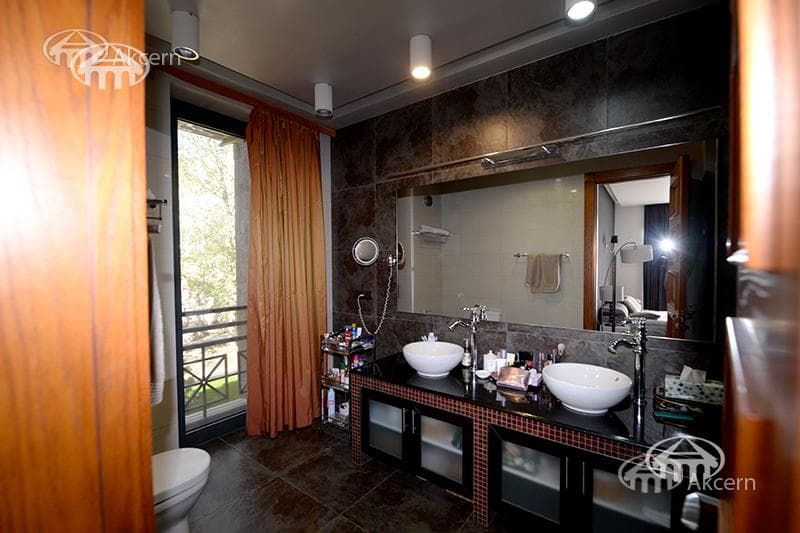 Mansion · 5 rooms · 1,014 m² · Vahagni
