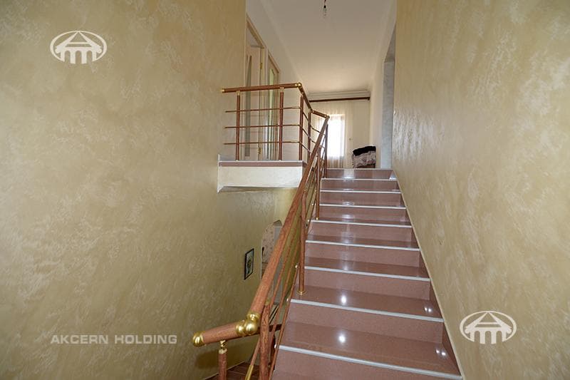 Mansion · 5 rooms · 330 m² · v. Arinj