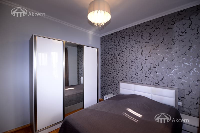 House · 7 rooms · 460 m² · Kentron