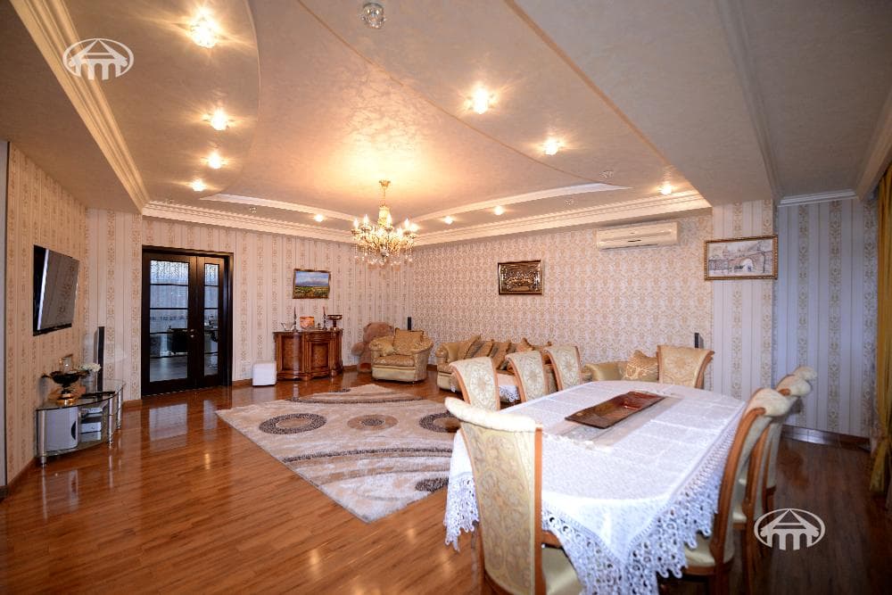 Квартира · 5 комн. · 300 м² · Кентрон
