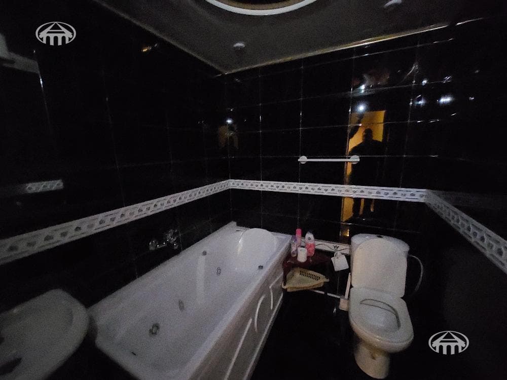 House · 5 rooms · 330 m² · Kentron