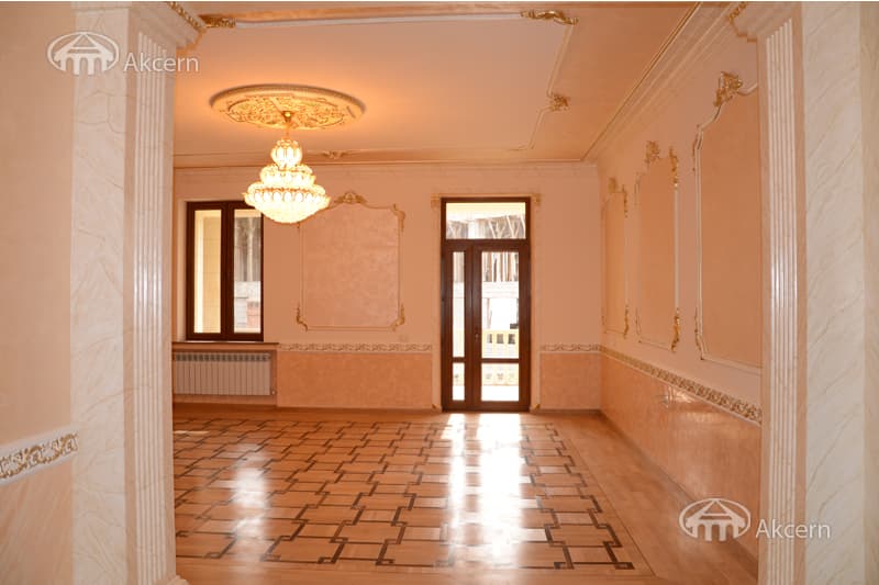 Дом · 5 комн. · 467 м² · Кентрон