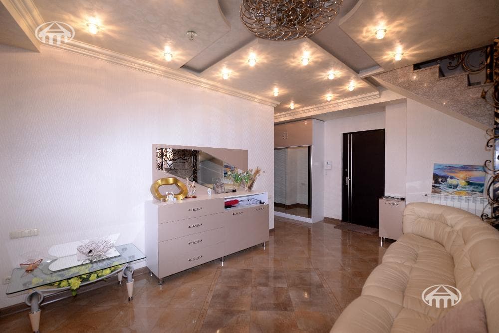 Квартира · 5 комн. · 300 м² · Кентрон