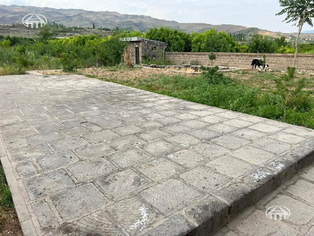 Land · 3,996 m² · v. Udjan