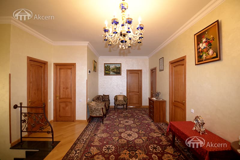 Mansion · 5 rooms · 372 m² · v. Arinj
