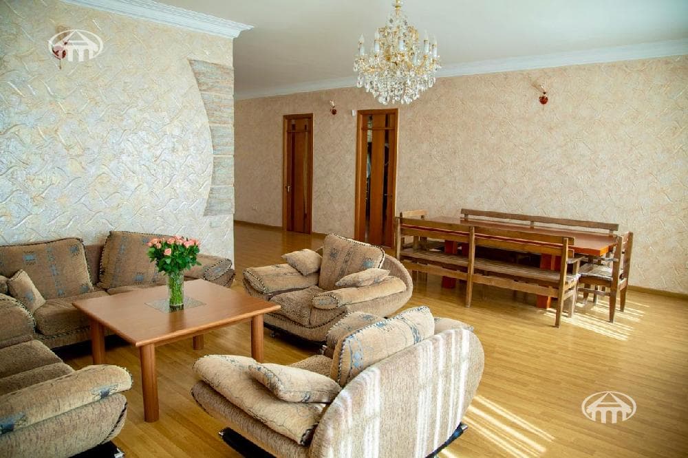 Առանձնատուն · 6 սեն. · 423 մ² · Պտղնի