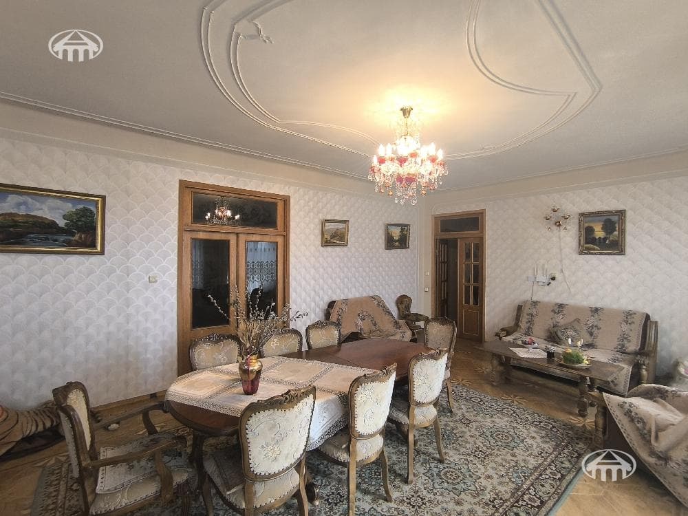 Дом · 6 комн. · 376 м² · Аван