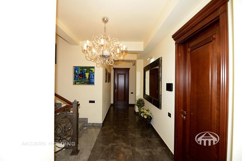House · 5 rooms · 678 m² · Kentron