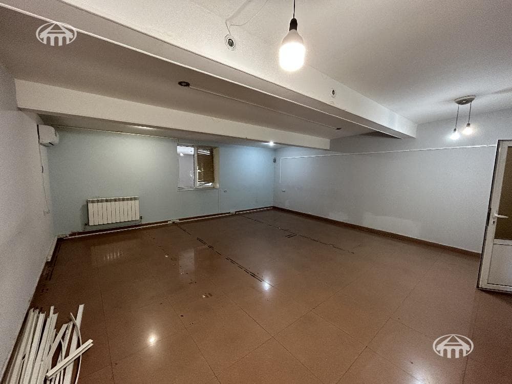 Գրասենյակ · 240 մ² · Կենտրոն
