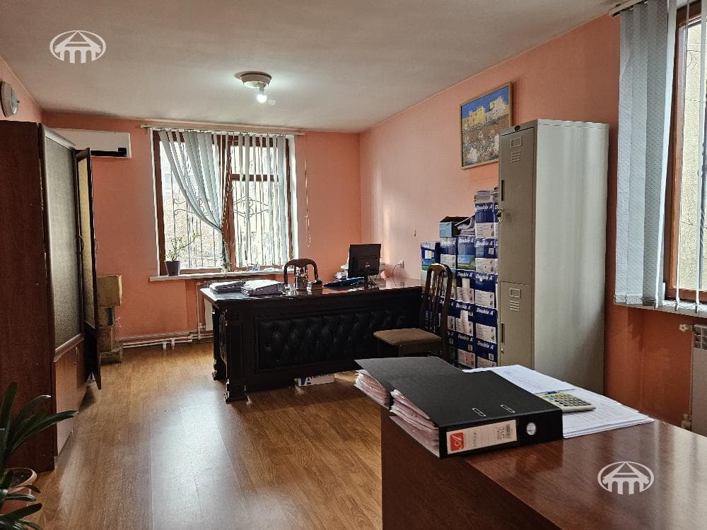 Գրասենյակ · 213 մ² · Կենտրոն