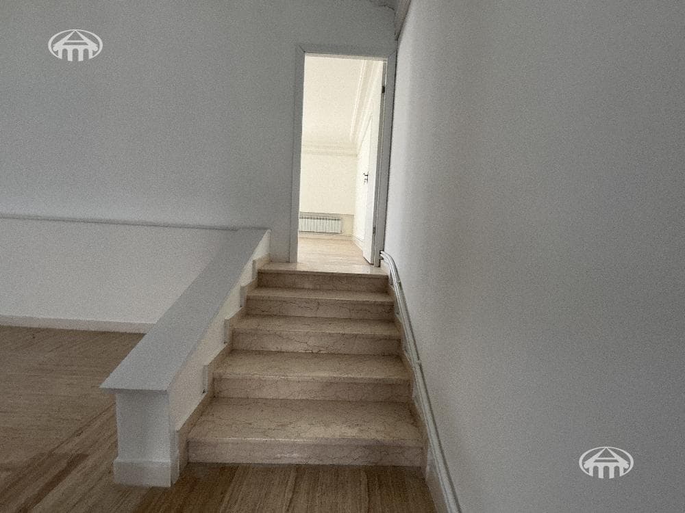 Hotel · 9 rooms · 956 m² · Kentron