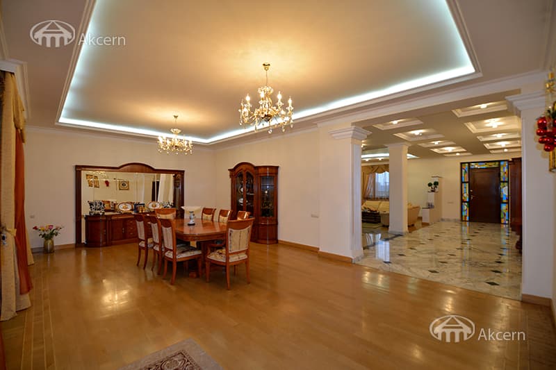 Mansion · 5 rooms · 440 m² · Avan