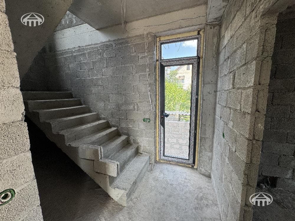Дом · 6 комн. · 180 м² · с. Ариндж