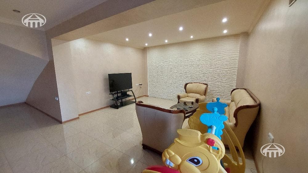 House · 6 rooms · 345 m² · Kanaker-Zeytun