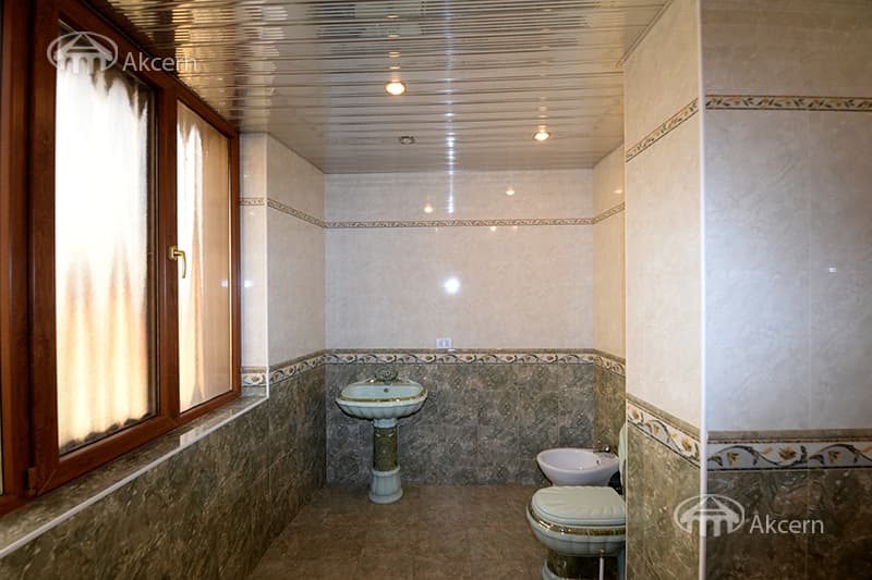 Apartment · 4 rooms · 240 m² · Kentron