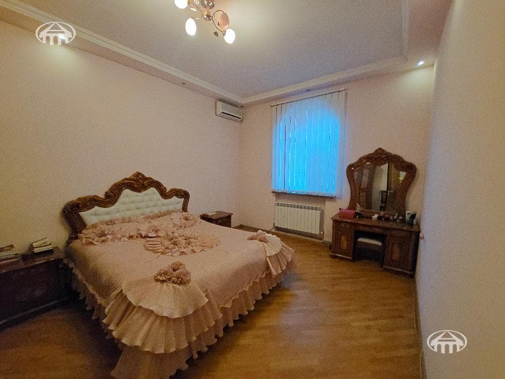 House · 5 rooms · 330 m² · Kentron