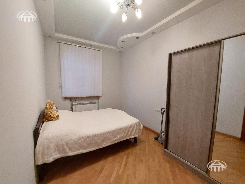 House · 5 rooms · 330 m² · Kentron