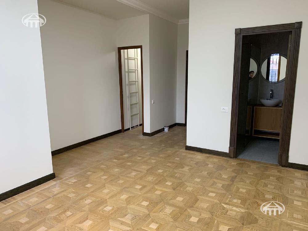 House · 6 rooms · 537 m² · Kentron