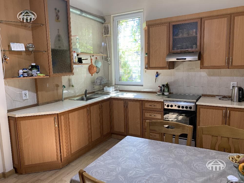House · 3 rooms · 316 m² · Kentron