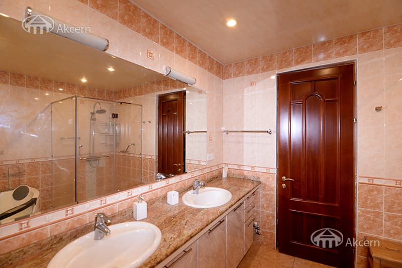 Квартира · 4 комн. · 186 м² · Кентрон
