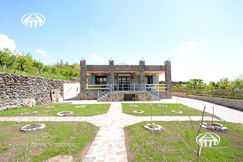 Mansion · 4 rooms · 244 m² · Saghmosavan