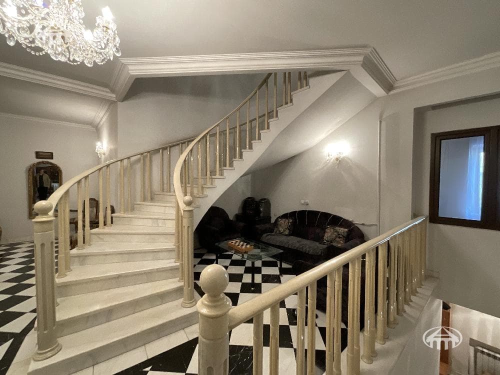 Առանձնատուն · 6 սեն. · 279 մ² · Կենտրոն