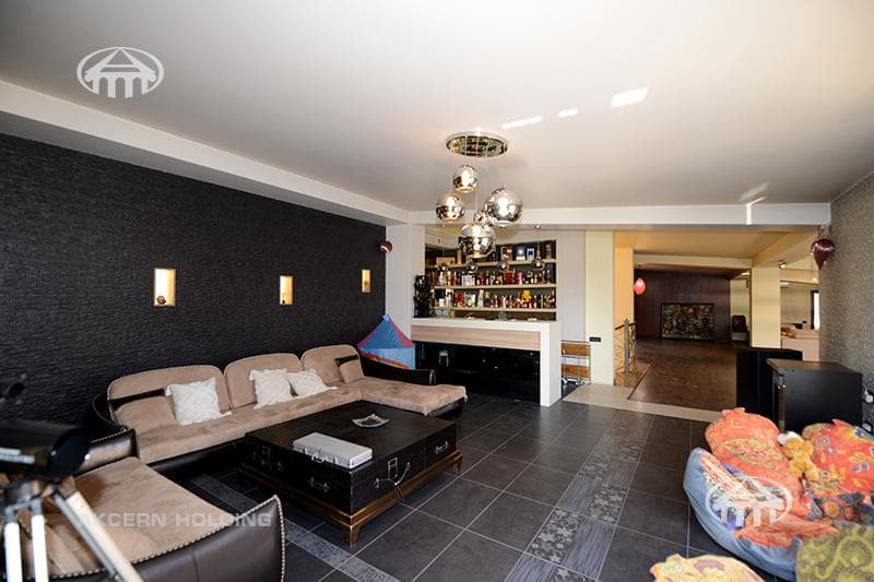 House · 5 rooms · 678 m² · Kentron
