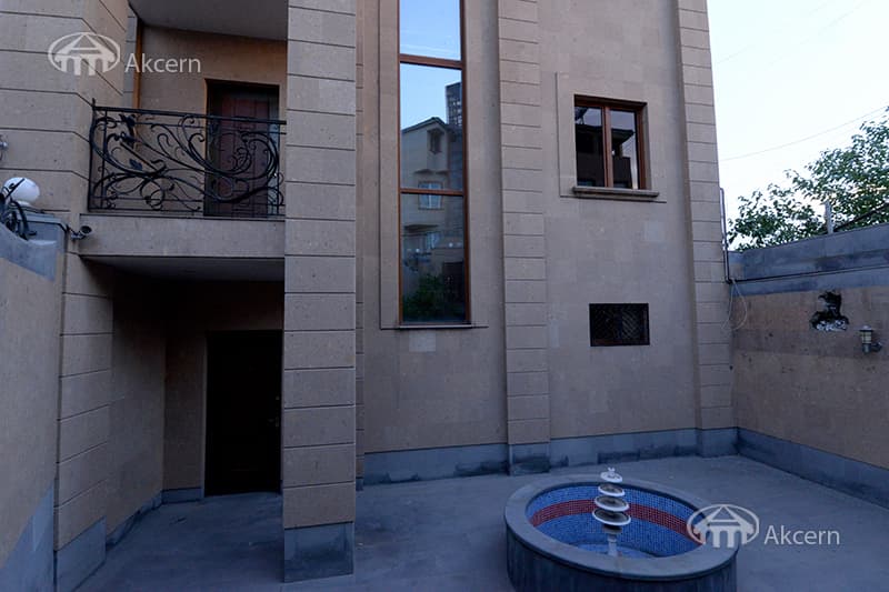 Առանձնատուն · 7 սեն. · 680 մ² · Կենտրոն