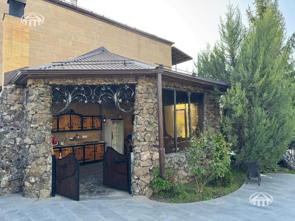 Загородный дом · 3 комн. · 393 м² · Джрвеж