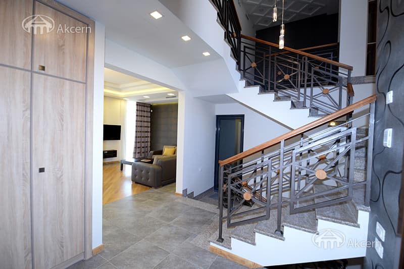 House · 5 rooms · 500 m² · Ajapnyak