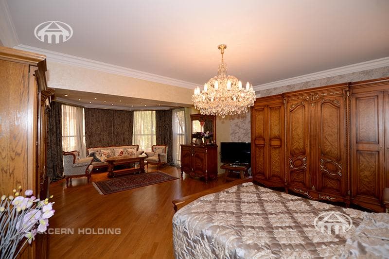 House · 5 rooms · 678 m² · Kentron