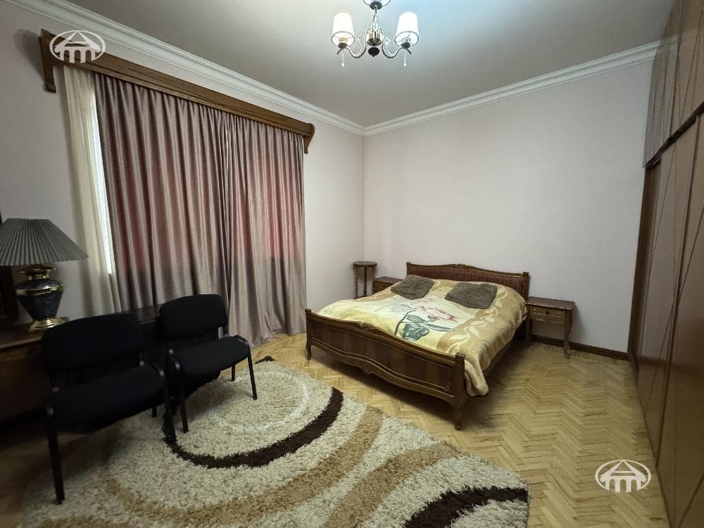 House · 5 rooms · 242 m² · Kentron