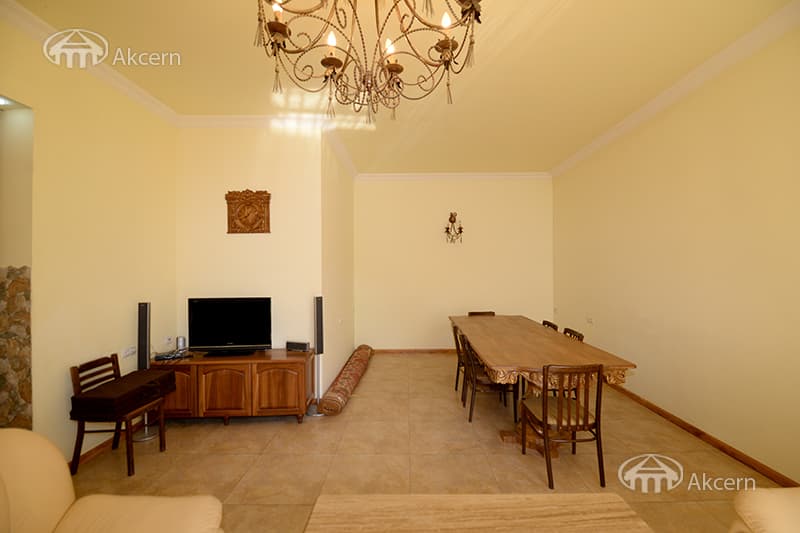 House · 4 rooms · 335 m² · Kentron