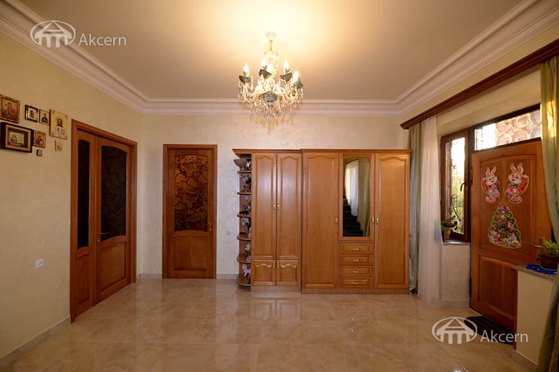 Mansion · 5 rooms · 372 m² · v. Arinj